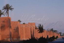 Image du Maroc Professionnelle de  Les remparts de Marrakech sont construits entièrement en pisé selon une technique séculaire par l'Almoravide Ali Ben Youssef au début de XIIème siècle pour se protéger des attaques extérieures. cette muraille s' étend sur dix-neuf kilomètres et atteint par endroit près de huit mètres de hauteur, Mardi 19 Août 1997. ((Photo / Abdeljalil Bounhar) 